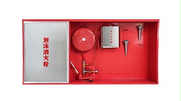 安装泡沫消火栓箱时，如何确保箱体的垂直度和位置精度？