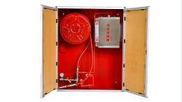 室内的消防栓箱内通常会配置哪些器材？